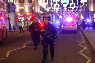 Londýnska polícia zasahuje na stanici metra Oxford Street.