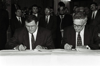 Samozvaný otec slovenskej samostatnosti Vladimír Mečiar pri podpise dohôd s českým premiérom Václavom Klausom. 