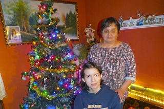 Evka so svojou mamou Evou (59) pri ich vianočnom stromčeku v Kráľovskom Chlmci.