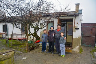 Starký Jozef (72) vychováva s láskou svojich troch vnukov.