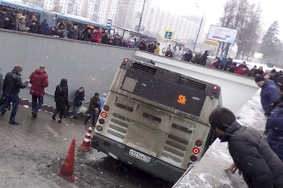 Linkový autobus v Moskve zabil päť ľudí.