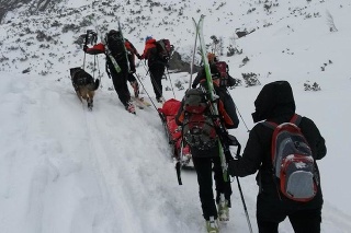 Zranenému slovenskému turistovi, ktorého vo Vysokých Tatrách strhla lavína, pomáhali horskí záchranári. 