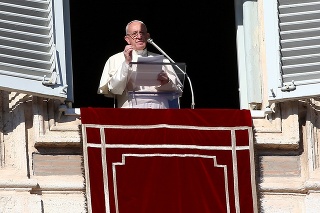 Pápež sa modlil za mier a pripomenul obete tropickej búrky z Filipín.