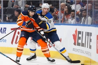 Andrej Sekera (vľavo) sa po pauze zavinenej zranením kolena vrátil do kolotoča zámorskej NHL.