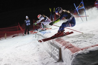 Na snímke americká lyžiarka Mikaela Shiffrinová (vpravo) a slovenská lyžiarka Petra Vlhová.