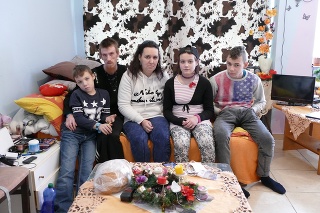  Matka Adriana (45), jej man- žel Martin (27) a deti Andrej (9), Paulínka (10) a Matúš (14) žijú len zo dňa na deň. 