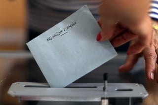 Francúzi si v prvom kole volieb volia nový parlament. 