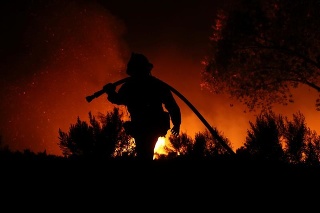 Kaliforniu trápia mohotnú požiare.
