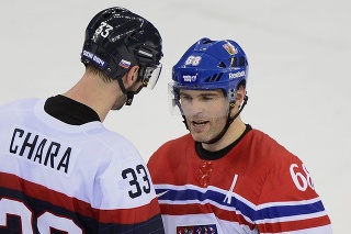 Kapitán hokejovej reprentácie Zdeno Chára (vľavo) a český reprezentant Jaromír Jágr si gratulujú po osemfinálovom zápase hokejového olympijského turnaja.
