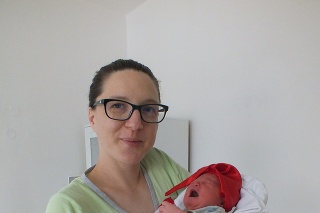Šťastná prvorodička Zuzana Hricková (34) z Vlachova so svojím pokladom Emmkou, ktorú mojká v mikulášskej perinke.