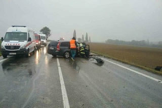 Na ceste medzi Šoporňou a Šintavou (okres Galanta) sa v sobotu popoludní zrazili dve osobné autá.