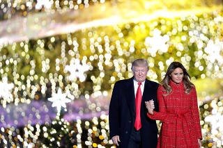  Prezident Trump prvýkrát rozsvietil národný vianočný strom.