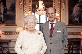 Kráľovná Alžbeta II. a princ Philip na fotkách, ktoré vznikli pri príležitosti 70. výročia ich sobáša.