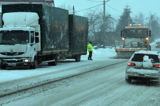Dopravu na východe Slovenska výrazne komplikuje výdatné sneženie.