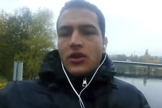 Amri sa vo videu chválil príslušnosťou k islamistom.