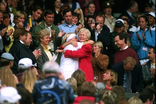 Jana Novotná oslavuje víťazstvo vo Wimbledone 1998 so svojou mamou Libušou.