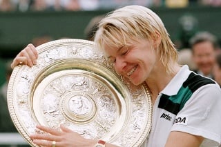 Jana Novotná s trofejou vo Wimbledone v roku 1998.