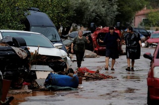 Záplavy v Grécku si vyžiadali najmenej 14 obetí.