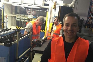 Róbert Fico počas pracovnej zmeny vo fabrike