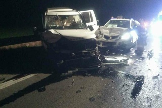 Neďaleko Šamorína sa zrazili tri osobné autá. Dve ženy nehodu neprežili.