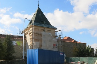 November 2017 - Vstupná brána do historického centra Levoče je ukrytá pod lešením.
