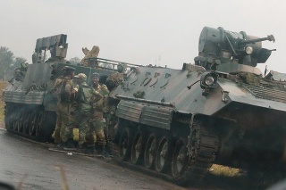 K metropole Zimbabwe sa priblížili tanky.
