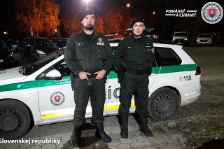 Šťastný otecko Michal z Nitry poďakoval dvojich policajtov za pomoc pri rýchlom presune do nemocnice. 