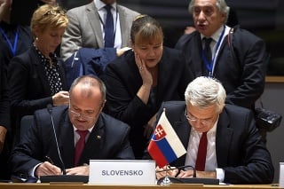 Minister obrany Peter Gajdoš a štátny tajomník Ivan Korčok podpisujú dohodu PESCO.