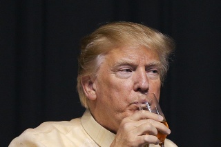 Šampanské americkému prezidentovi očividne chutilo.