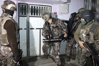 Turecká polícia podnikla razie zamerané na potenciálnych teroristov.