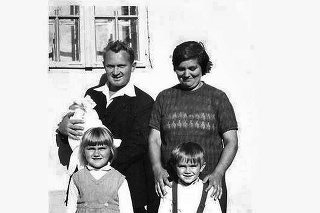 Zabávač zverejnil archívnu fotku s rodinou. 