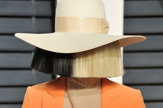 Speváčka Sia si svoju identitu chráni extravagantnými parochňami a klobúkmi.