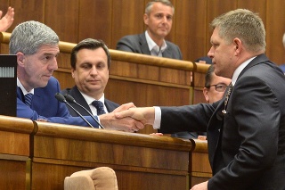 Robert Fico (vpravo), podpredseda parlamentu Béla Bugár (vľavo)a šéf parlamentu Andrej Danko si podávajú ruky po hlasovaní.