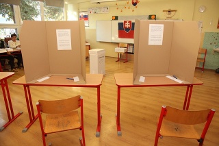 Na Slovensku sú otvorené tisíce volebných miestností.