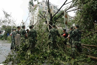Tajfún Meranti zničil domovy či priniesol povodne.