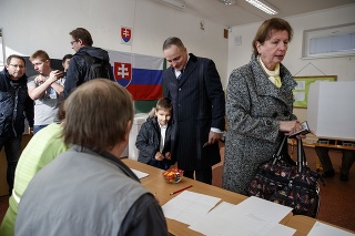 Kandidát na župana Juraj Droba prišiel odvoliť so synčekom.