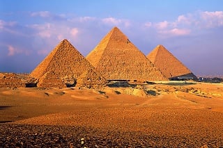 Cheopsova pyramída je najväčšia.