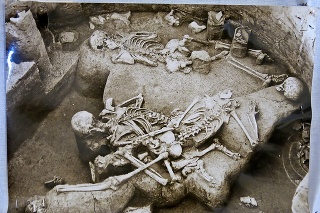 Takto boli telá  pozhadzované v obetnej jame.