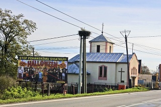 Vedľa kostola je kontroverzný billboard. 