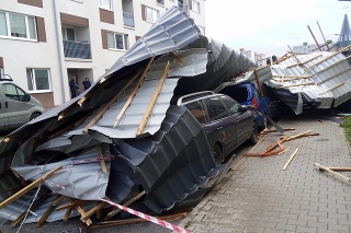 Spadnutá strecha zavalila stojace autá na parkovisku.