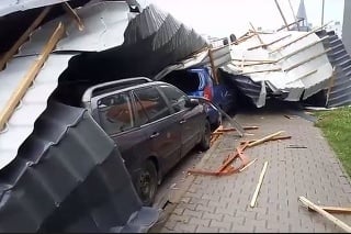 V Senici strhla veterná smršť strechu na auto.