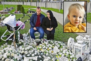 Mladý pár sa pri hrobe synčeka neustále pýta, prečo sa práve im muselo stať takéto nešťastie.