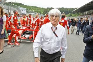 Šéf F1 Bernie (85) sa v najbližších dňoch poriadne plesne po vrecku.