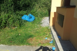 Na sídlisku v Žiline našli mŕtveho bezdomovca. Zdravotnícke pomôcky potom vietor rozfúkal po okolí.