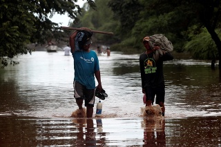 Pri povodniach zahynulo 7 ľudí, tisíce obyvateľov sú bez elektriny.