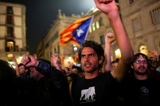 Ľudia v Barcelone oslavujú aj po razantných krokoch španielskeho premiéra.