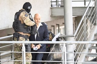 Pavla Ruska polícia predviedla pred sudcu, ktorý rozhodol o tom, že má zostať vo väzbe.