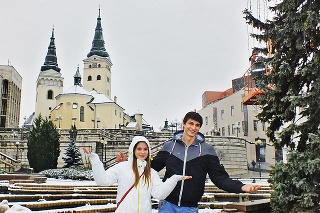 Žilina - Na Hlinkovom námestí si snehové
vločky užívali pri dobrom punči Dajana (17) s Petrom (17).