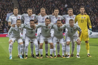 Na snímke základná slovenská jedenástka pózuje pred začiatkom zápasu.