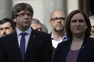 Katalánsky premiér Carles Puigdemont so starostkou Barcelony Adou Colau.